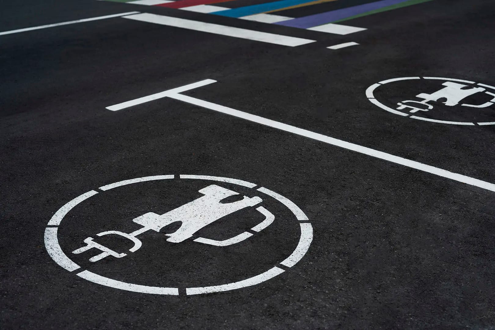 high-angle-electric-car-charging-spots 拷贝